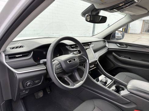 Used 2023 Jeep Grand Cherokee Laredo image 9