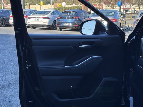 Used 2023 Toyota Highlander XLE image 24