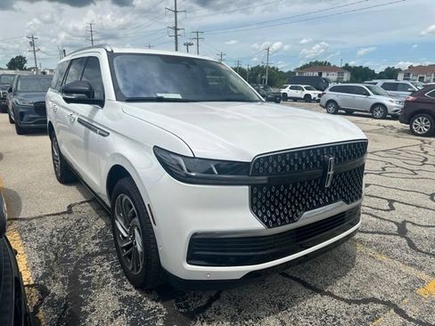 Used 2025 Lincoln Navigator Reserve AWD/4WD image 5