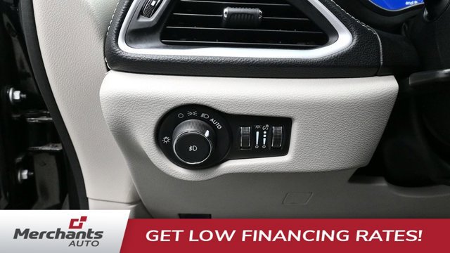 Used 2023 Chrysler Pacifica Touring-L FWD image 16