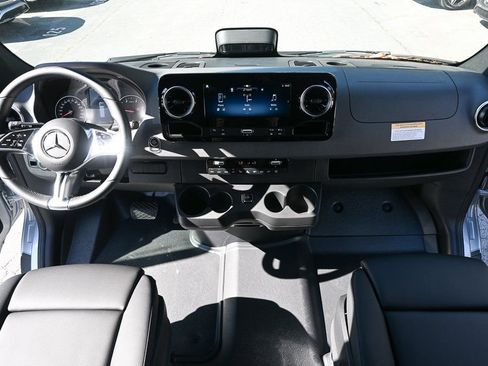 Used 2025 Mercedes-Benz Sprinter 2500 image 17