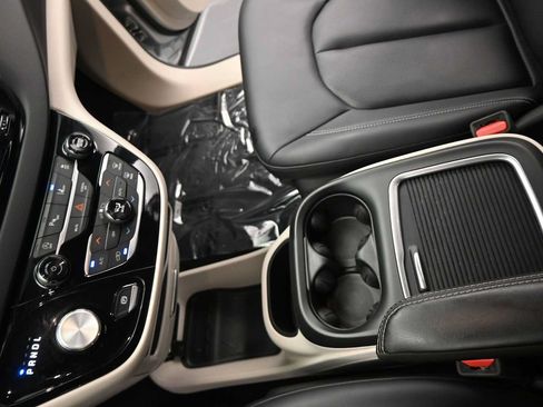Used 2024 Chrysler Pacifica Touring-L FWD image 26