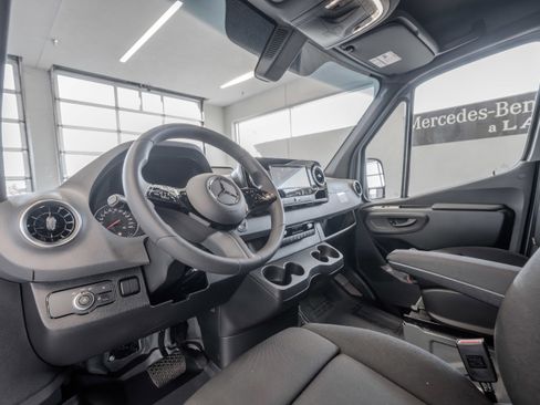 Used 2025 Mercedes-Benz Sprinter 2500 image 6