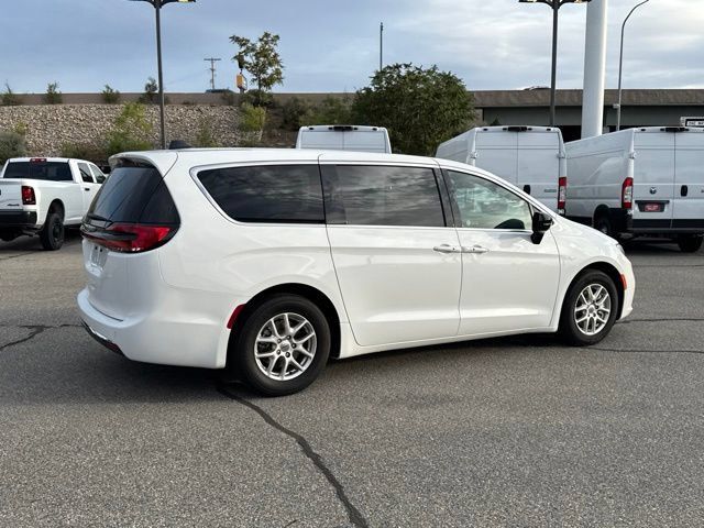 Used 2025 Chrysler Pacifica Select FWD image 8
