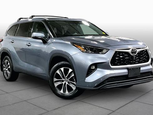 Used 2022 Toyota Highlander XLE AWD/4WD image 3