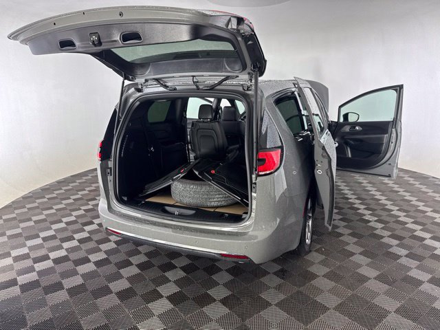 Used 2025 Chrysler Pacifica Select FWD image 16