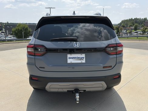 Used 2025 Honda Pilot TrailSport image 14