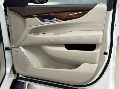 Used 2015 Cadillac Escalade Premium image 19