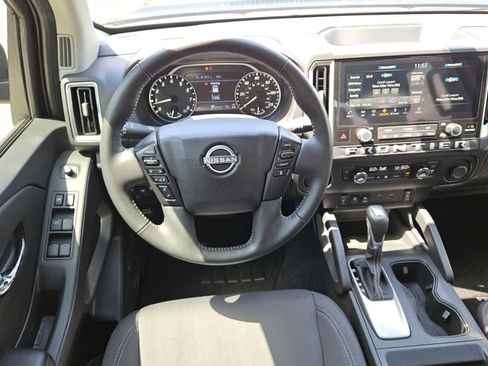 Used 2025 Nissan Frontier SV w/ SV Convenience Package AWD/4WD image 5