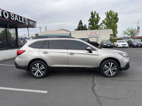 Used 2018 Subaru Outback 2.5i Limited image 2