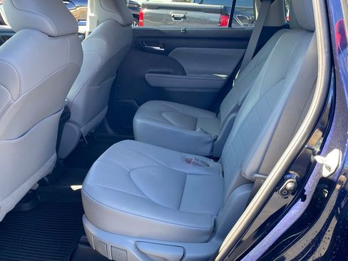 Used 2020 Toyota Highlander XLE image 9
