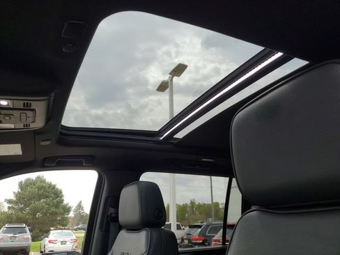 Used 2024 GMC Yukon XL Denali AWD/4WD image 6
