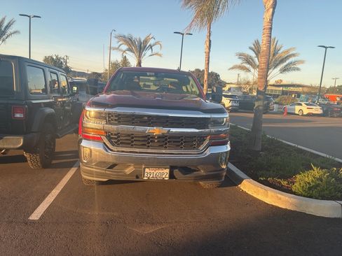 Used 2018 Chevrolet Silverado 1500 LT w/ All Star Edition image 3