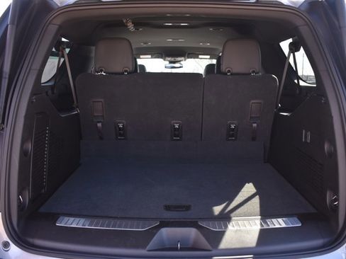 Used 2025 Chevrolet Suburban Z71 image 19