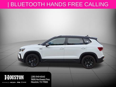 Used 2023 Volkswagen Taos SE w/ Panoramic Sunroof Package FWD image 8