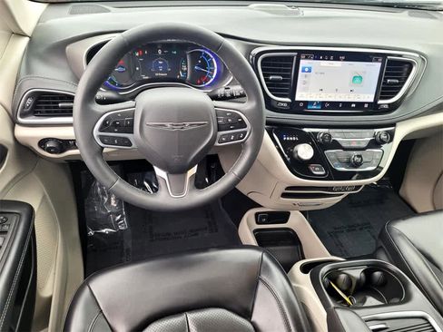 Used 2023 Chrysler Pacifica Touring-L image 13