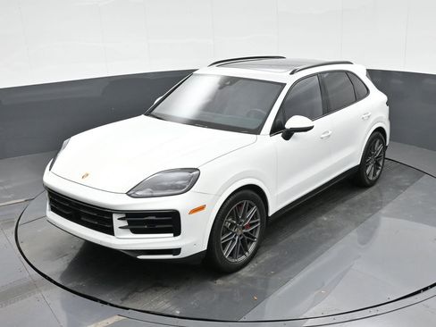 Certified 2025 Porsche Cayenne S AWD/4WD image 26