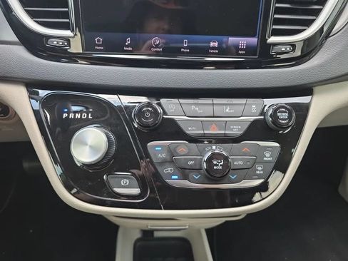 Used 2023 Chrysler Pacifica Touring-L FWD image 30