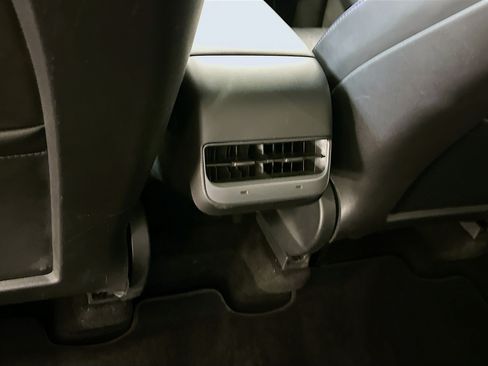 Used 2022 Tesla Model Y Long Range AWD/4WD image 29