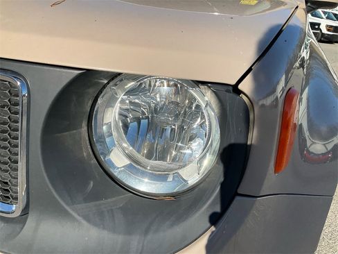 Used 2015 Jeep Renegade Latitude image 9