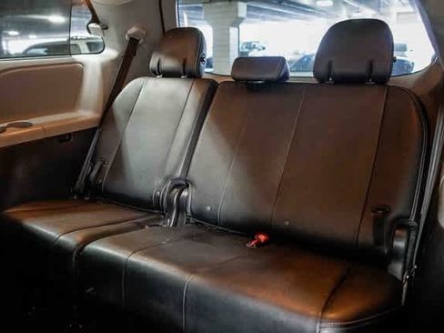 Used 2020 Toyota Sienna SE image 18