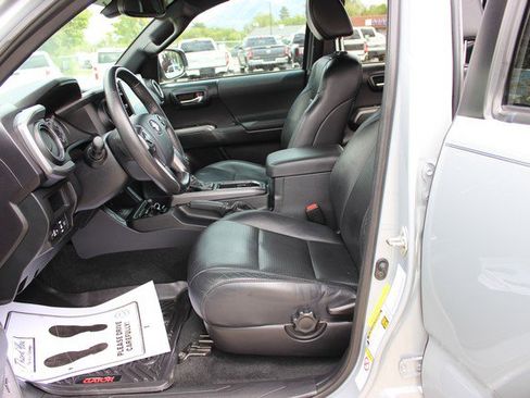 Used 2019 Toyota Tacoma TRD Off-Road AWD/4WD image 9