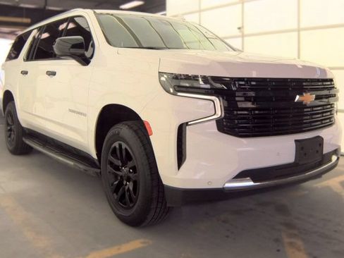 Used 2022 Chevrolet Suburban LT RWD image 5