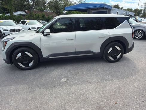 Used 2024 Kia EV9 Light Long Range RWD image 2