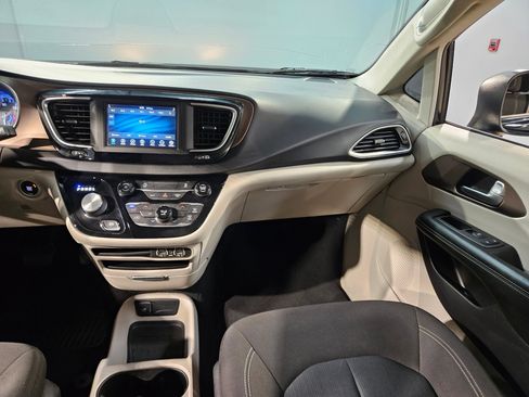 Used 2021 Chrysler Voyager L FWD image 11