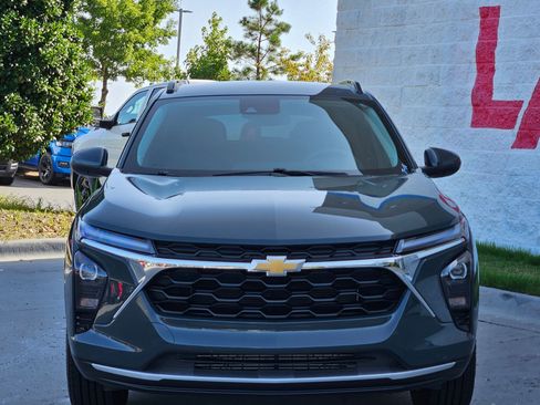 Used 2025 Chevrolet Trax LT FWD image 2