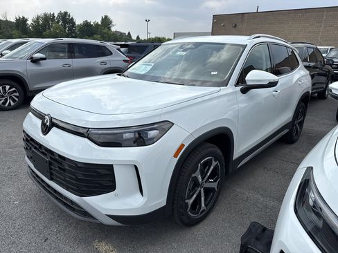 New 2025 Volkswagen Tiguan SE image 4