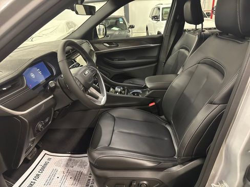 New 2025 Jeep Grand Cherokee Limited image 9