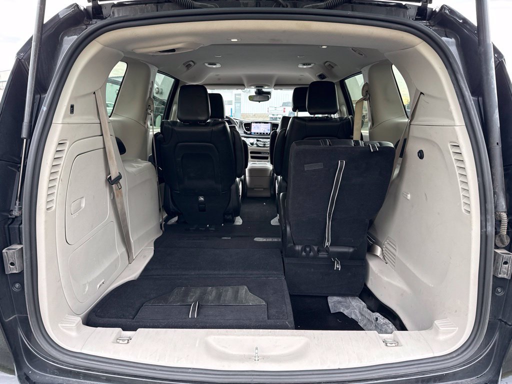 Used 2023 Chrysler Pacifica Touring-L FWD image 13
