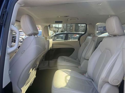 Used 2019 Chrysler Pacifica Touring-L image 9