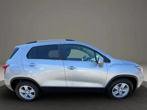 Used 2019 Chevrolet Trax LT w/ LT Convenience Package FWD image 4
