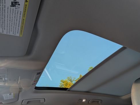 Used 2024 Volkswagen Taos SE w/ Panoramic Sunroof Package image 22