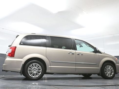 Used 2015 Chrysler Town & Country Limited Platinum w/ Trailer Tow Group FWD image 18