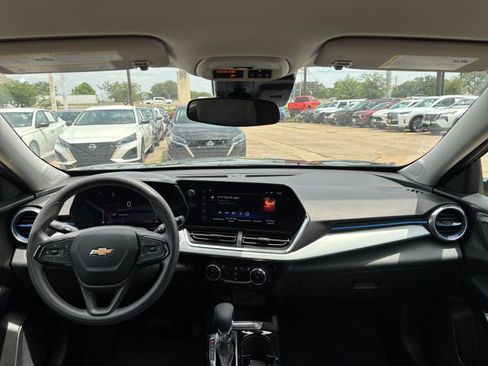 Used 2025 Chevrolet Trax LT FWD image 32