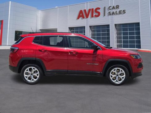 Used 2025 Jeep Compass Latitude w/ Sun & Sound Group AWD/4WD image 5