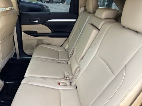 Used 2019 Toyota Highlander XLE AWD/4WD image 10