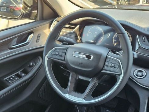 Used 2023 Jeep Grand Cherokee Limited w/ Luxury Tech Group II AWD/4WD image 29