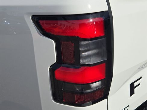 Used 2025 Nissan Frontier SV image 33