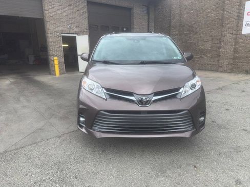 Used 2020 Toyota Sienna XLE w/ XLE Navigation Package image 11