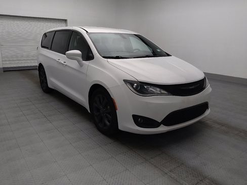 Used 2018 Chrysler Pacifica Touring Plus w/ S Appearance Package FWD image 13