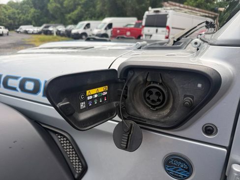 Used 2024 Jeep Wrangler Unlimited Rubicon 4xe AWD/4WD image 17