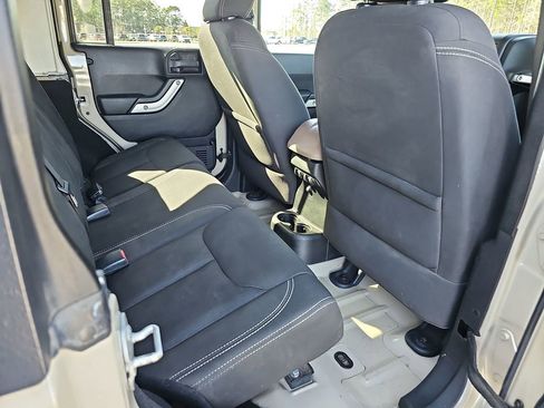 Used 2016 Jeep Wrangler Unlimited Sahara image 14