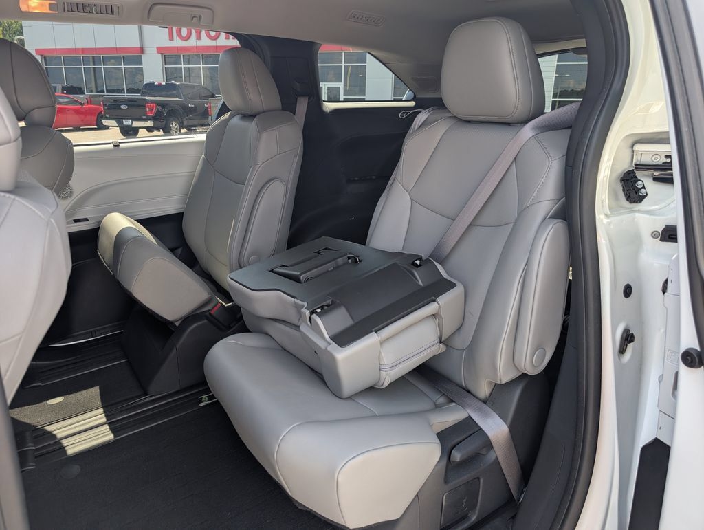 Used 2025 Toyota Sienna XLE w/ XLE Plus Package FWD image 30