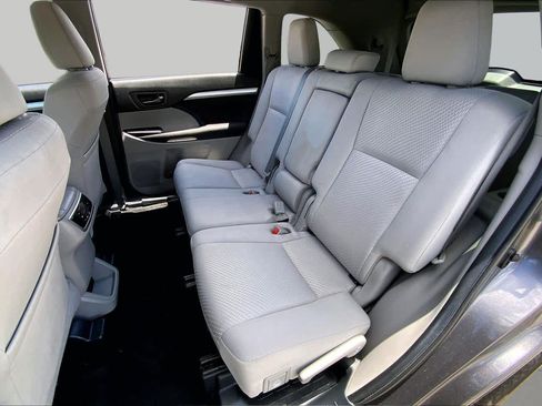 Used 2019 Toyota Highlander LE FWD image 20