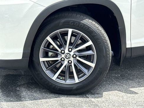 Used 2019 Toyota Highlander XLE AWD/4WD image 40