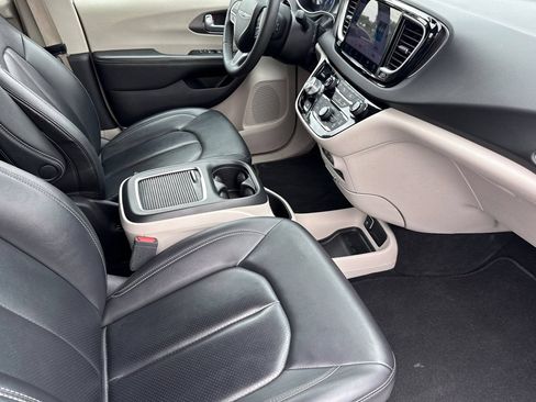 Used 2024 Chrysler Pacifica Touring-L FWD image 25